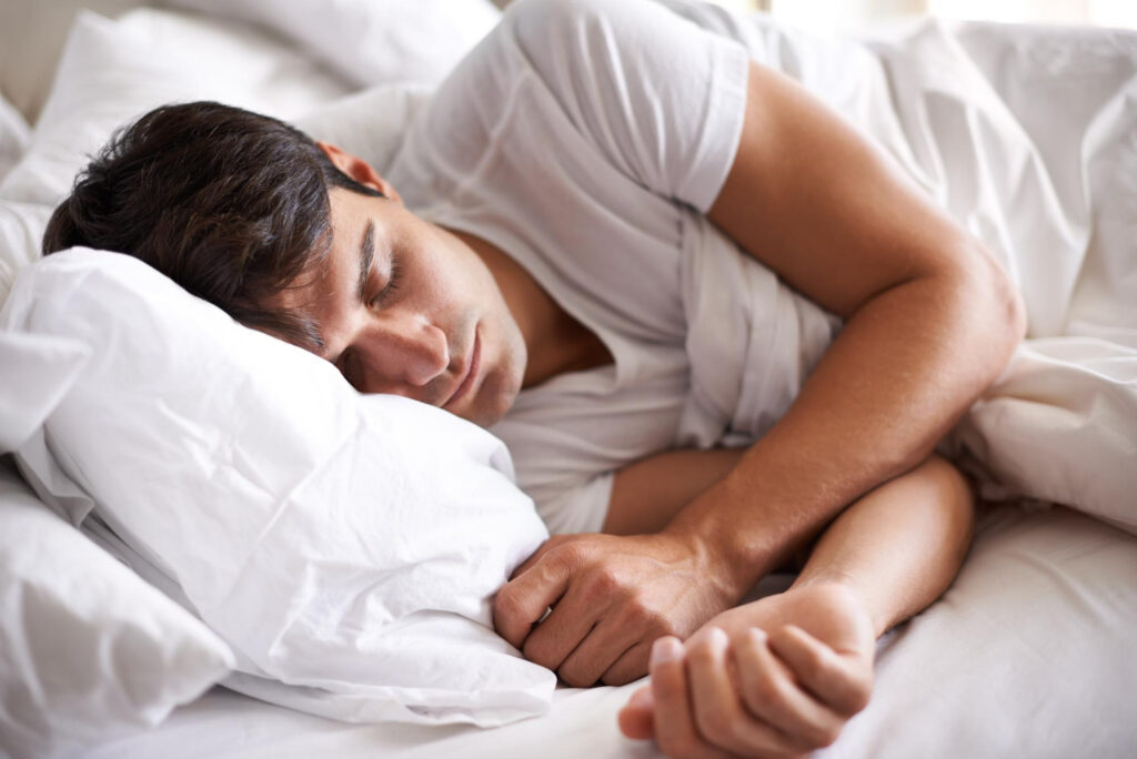 Señales que indican que podrías estar apretando los dientes mientras duermes